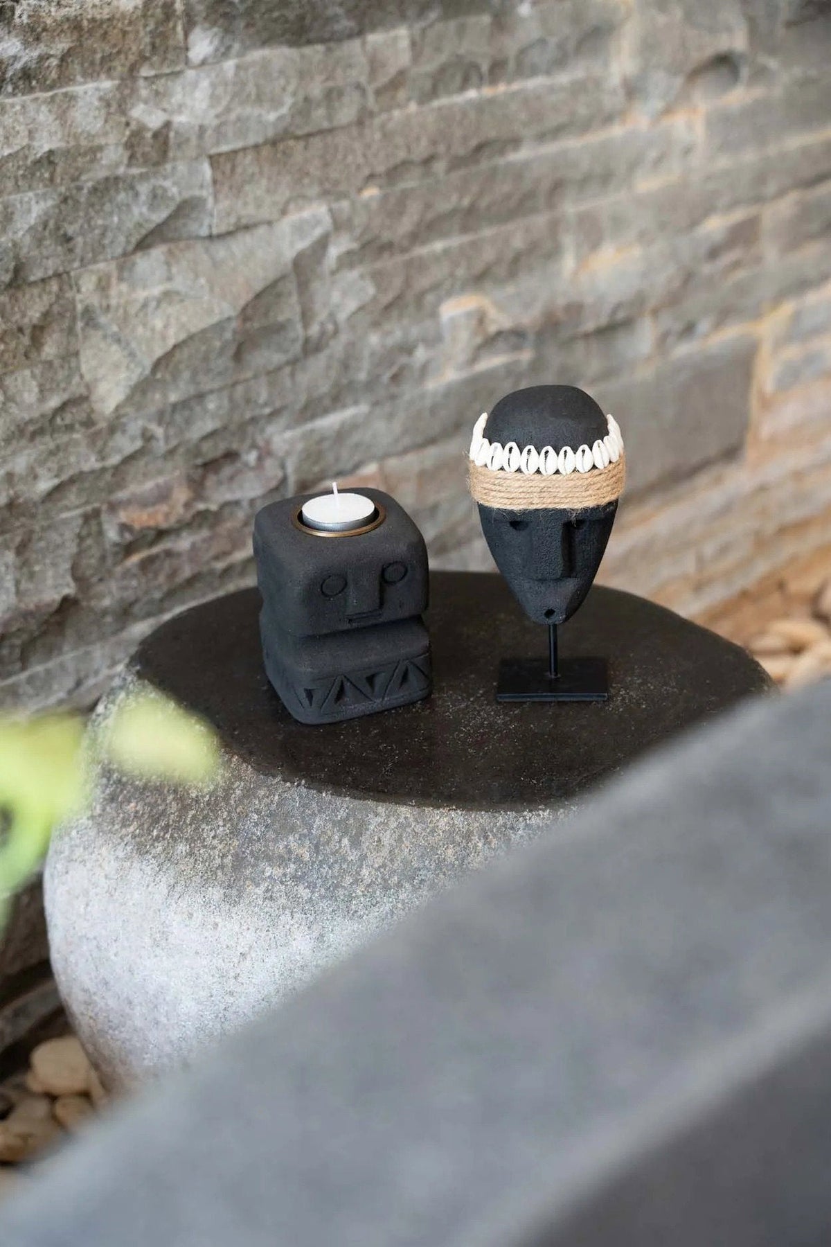 Stenen beeld zandsteen handgesneden zwart, Sumba Steen #35 – 5 x 7 x 16 cm