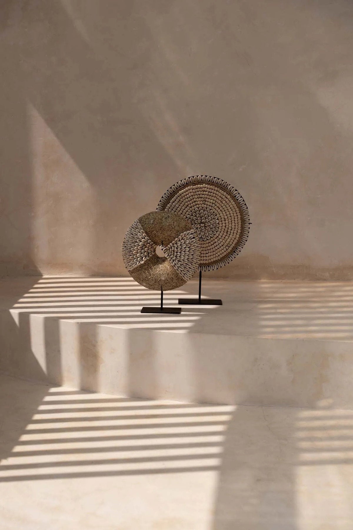 Decoratieobject schelpen op standaard, naturel wit, handgemaakt met ijzeren voet – 24 x 7 x 30 cm