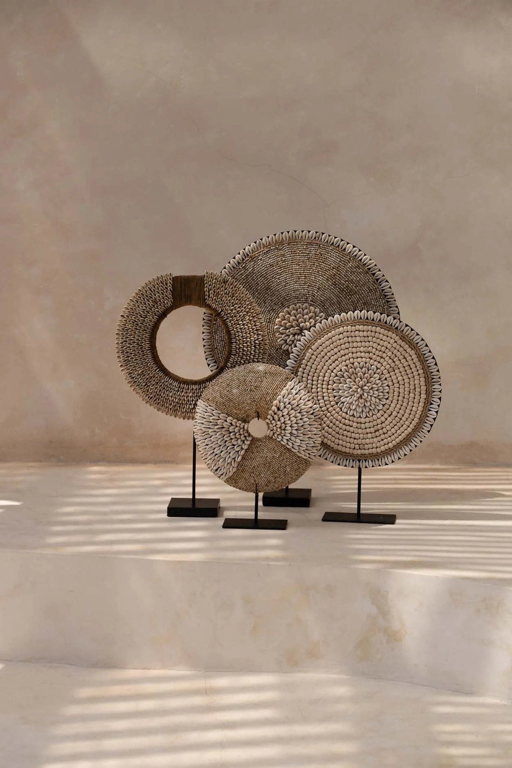 Decoratieobject schelpen op standaard, naturel wit, handgemaakt met ijzeren voet – 24 x 7 x 30 cm