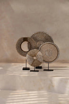 Decoratieobject schelpen op standaard, naturel wit, handgemaakt met ijzeren voet – 24 x 7 x 30 cm