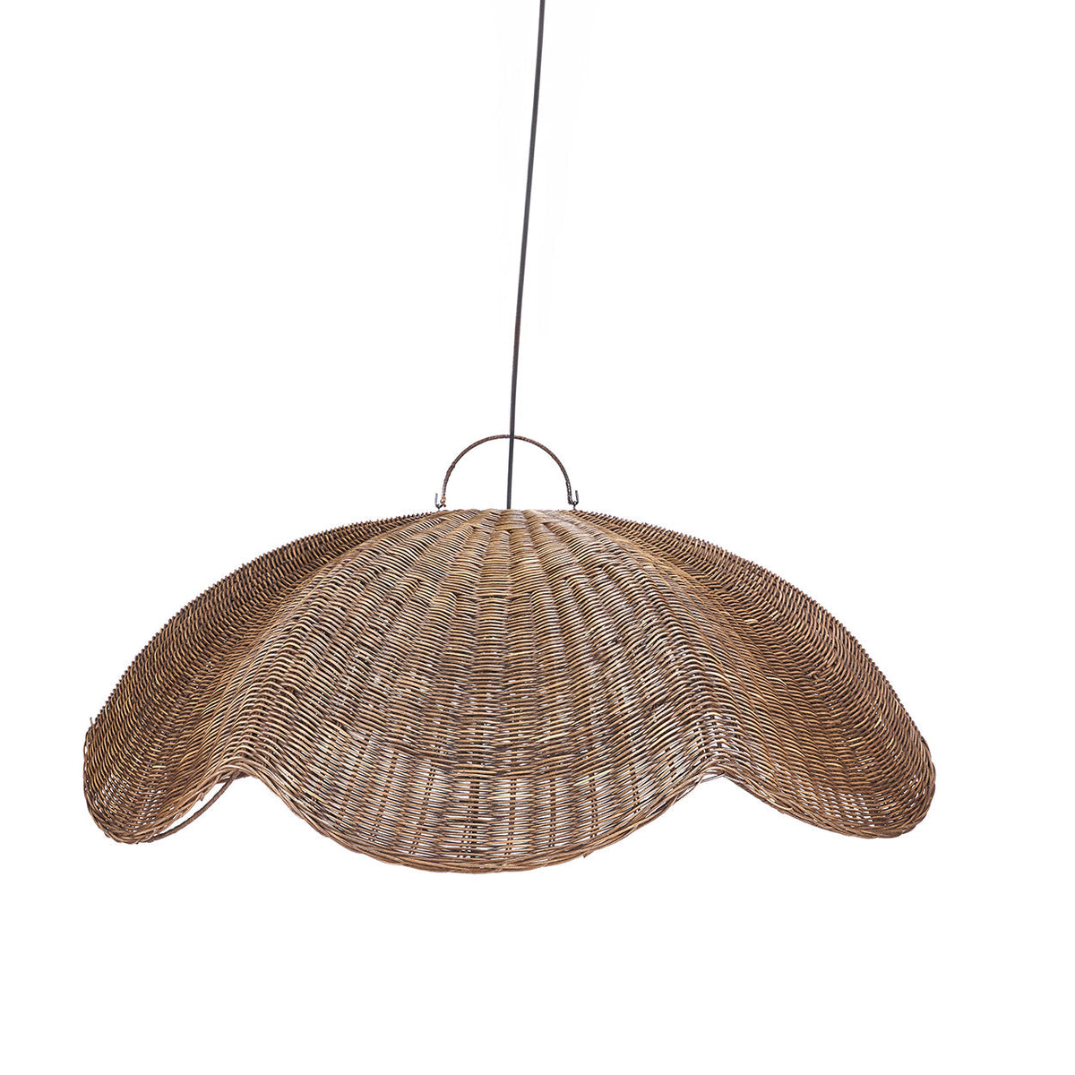 Golvende rotan hanglamp in donkere walnoot, opgehangen aan een dunne zwarte koord met metalen beugel
