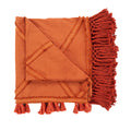 Opgevouwen terracotta plaid van katoen met diagonale banen, lange franjes en kwastjes