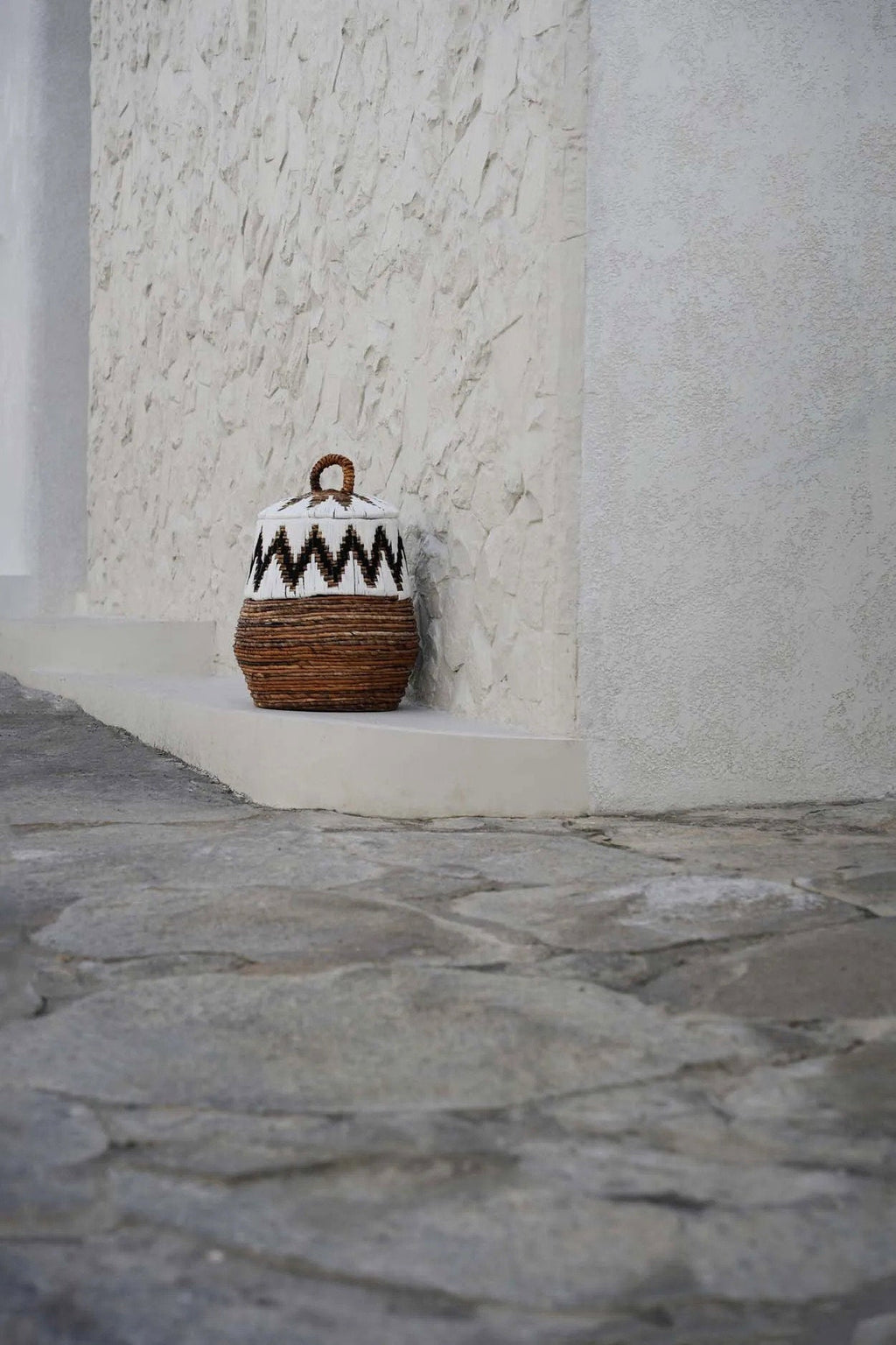 Mand met deksel bananenblad naturel wit met zwart zigzagpatroon, 27 x 27 x 40 cm, woonkamer