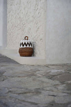Mand met deksel bananenblad naturel wit met zwart zigzagpatroon, 27 x 27 x 40 cm, woonkamer