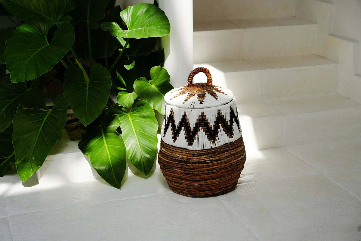 Mand met deksel bananenblad naturel wit met zwart zigzagpatroon, 27 x 27 x 40 cm, woonkamer