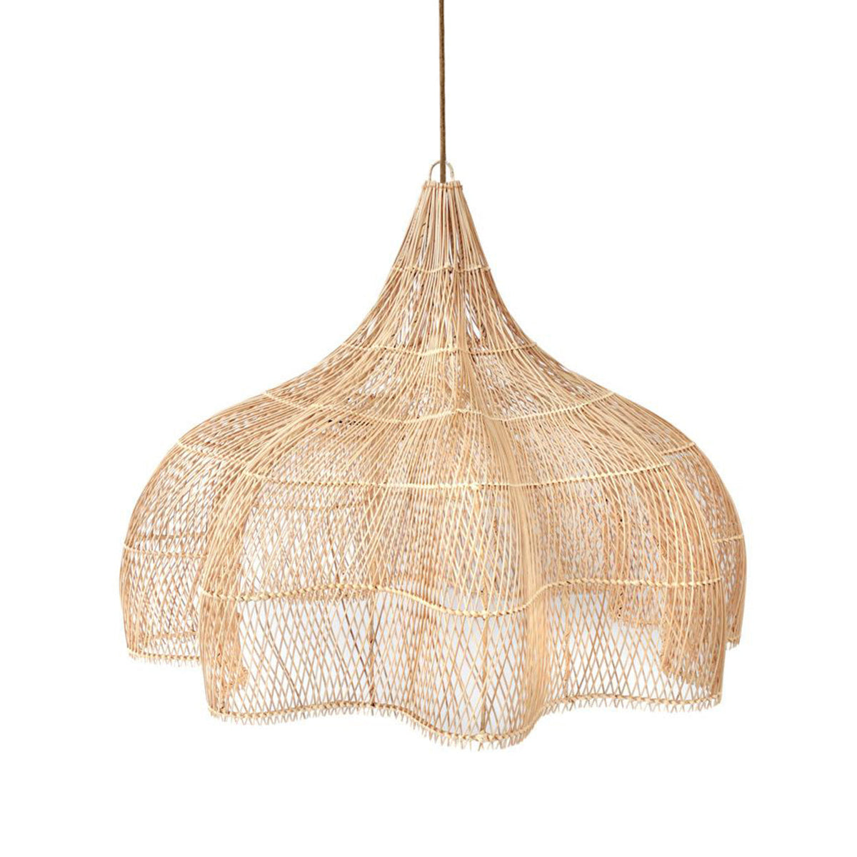 Grote hanglamp van naturel handgevlochten rotan met golvende rand en toelopende top