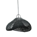 Zwarte hanglamp met handgevlochten rotan kap in organische wolkvorm, hangend aan een zwart snoer
