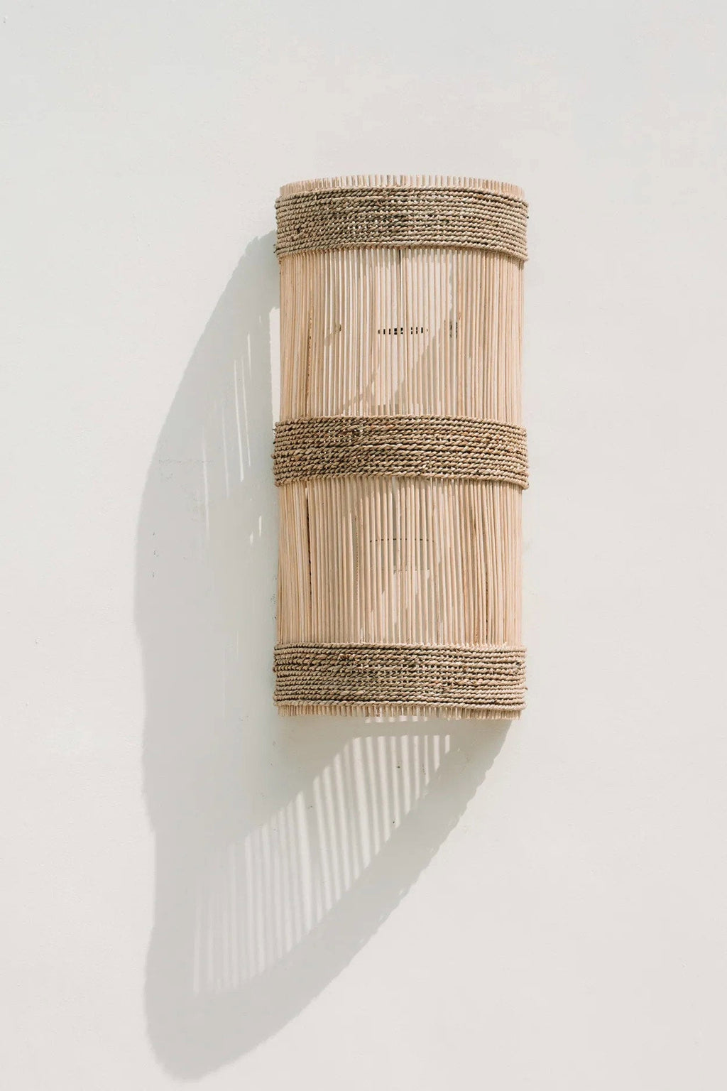 Wandlamp rotan Jalal halfcilindrisch met zeegraskoord, naturel – 15 x 25 x 50 cm