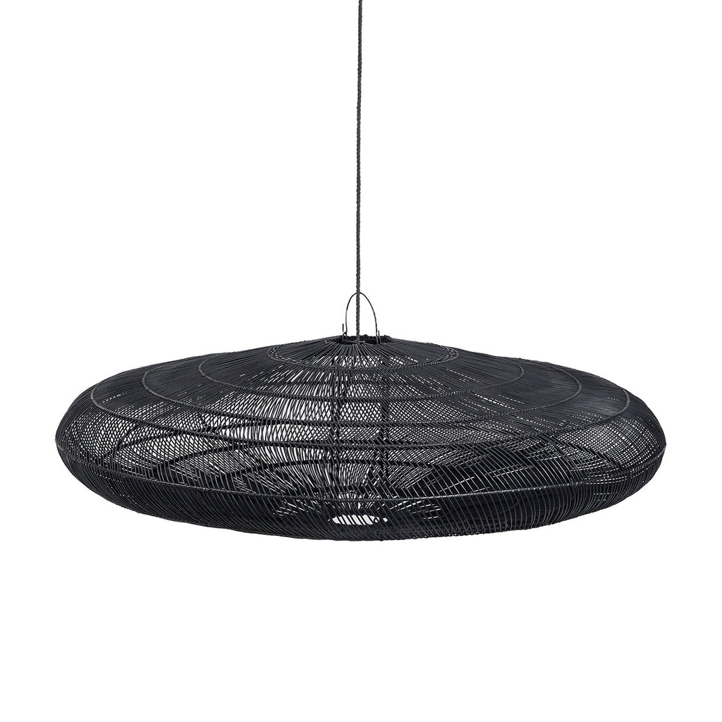 Zwarte platte hanglamp van handgevlochten rotan met open vlechtwerk, hangend aan een zwart snoer