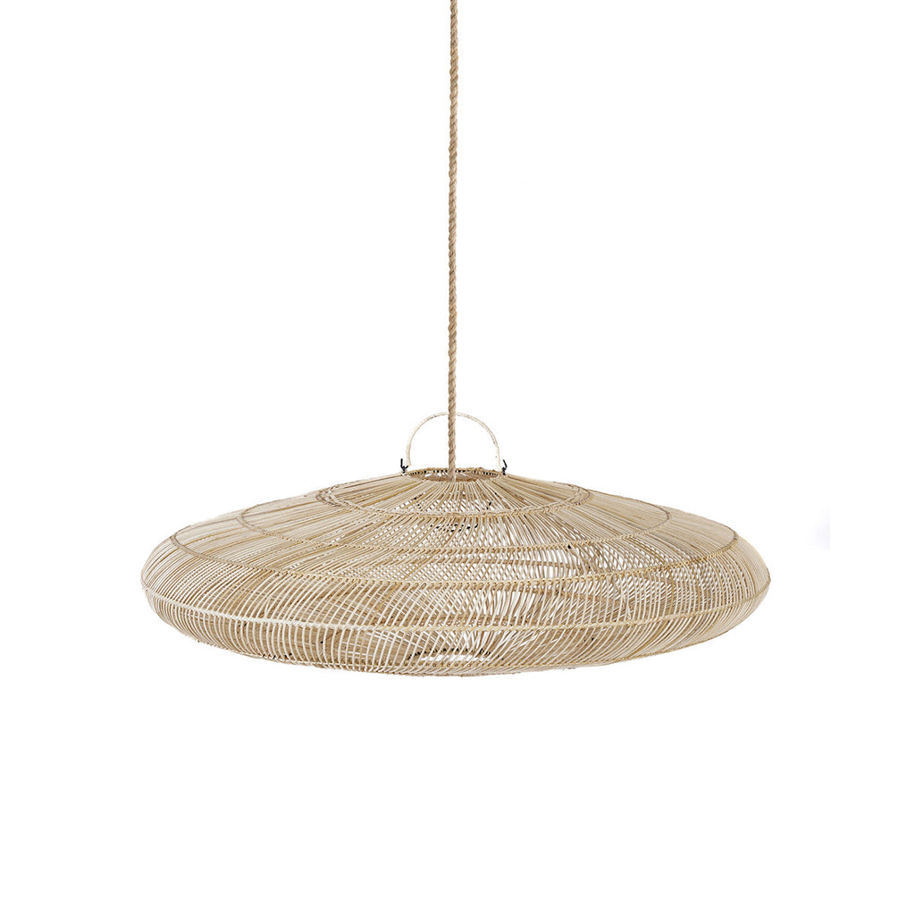 Ronde platte hanglamp van naturel rotan met open weefsel, opgehangen aan een touw