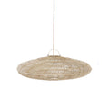 Ronde platte hanglamp van naturel rotan met open weefsel, opgehangen aan een touw