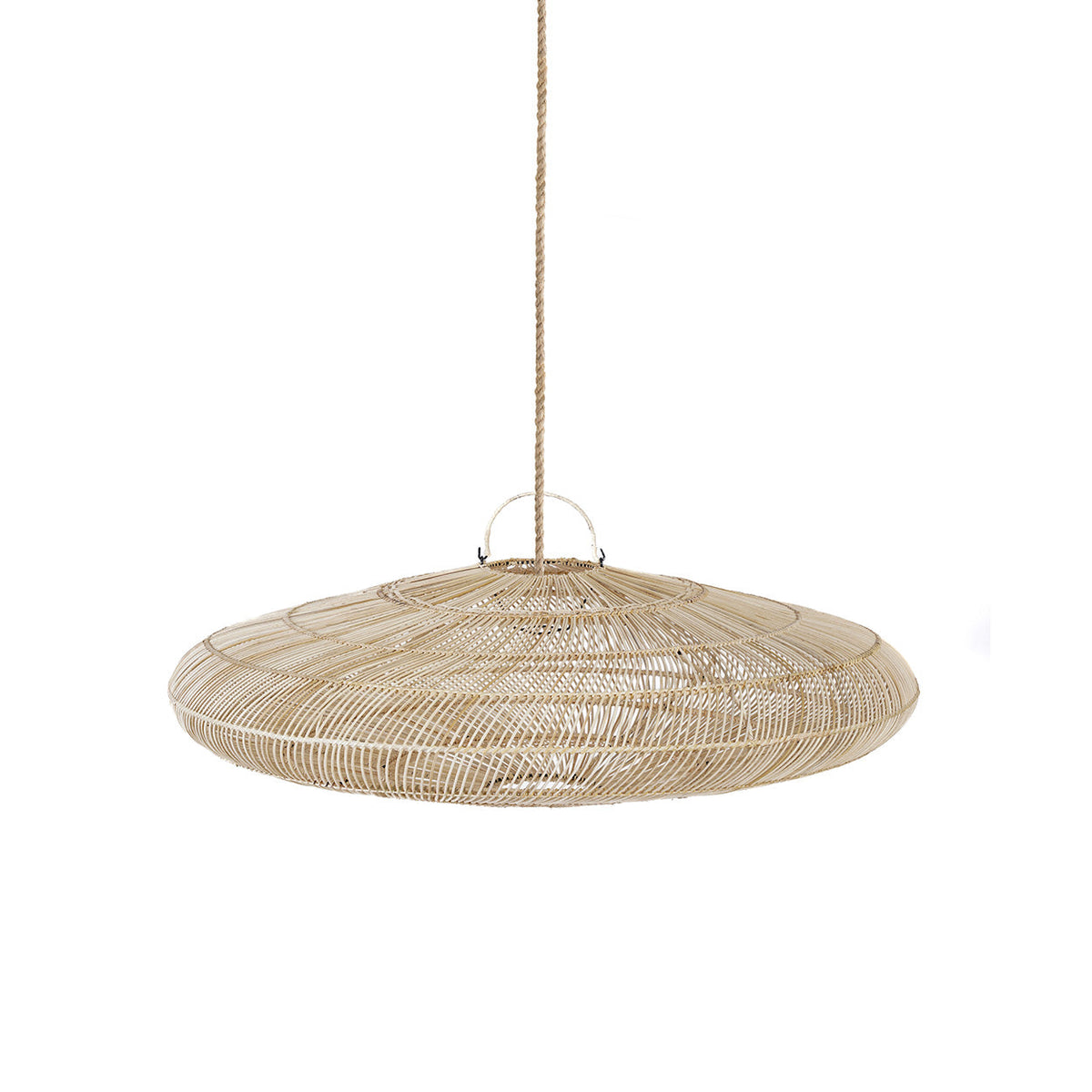 Ronde platte hanglamp van naturel rotan met open weefsel, opgehangen aan een touw