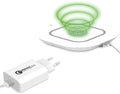 Wit draadloos oplaadpad met groen oplaadsymbool en witte Quick Charge 3.0 stekkeradapter met kabel