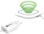 Wit draadloos oplaadpad met groen oplaadsymbool en witte Quick Charge 3.0 stekkeradapter met kabel
