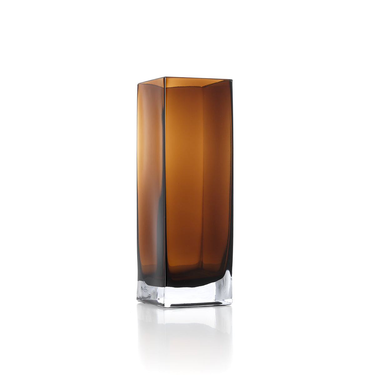 Hoge rechthoekige vaas van amberkleurig glas met heldere glazen voet op een witte achtergrond