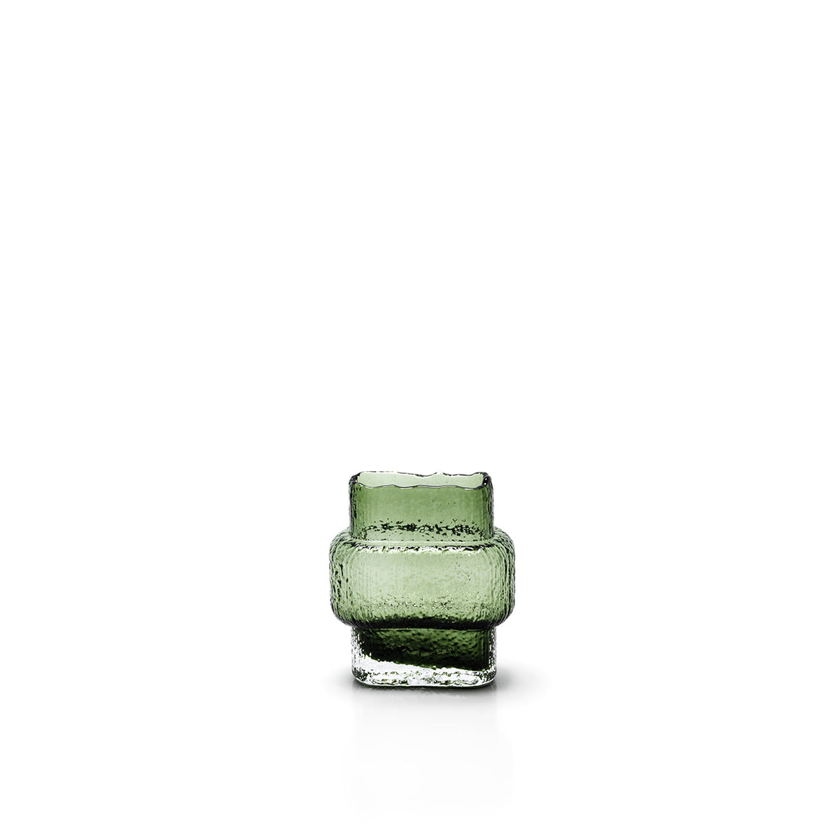 Kleine groene glazen vaas met ribbels en gestructureerd oppervlak op een witte achtergrond