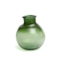 Groene vaas van gerecycled glas met bolle, organische vorm en smalle hals op een witte achtergrond