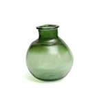 Groene vaas van gerecycled glas met bolle, organische vorm en smalle hals op een witte achtergrond