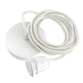 Witte plafondfitting met opgerold wit katoenen snoer en witte lampfitting
