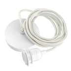 Witte plafondfitting met opgerold wit katoenen snoer en witte lampfitting