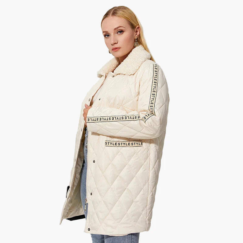 Women's quilted coat with faux fur collar and fashionable urban style