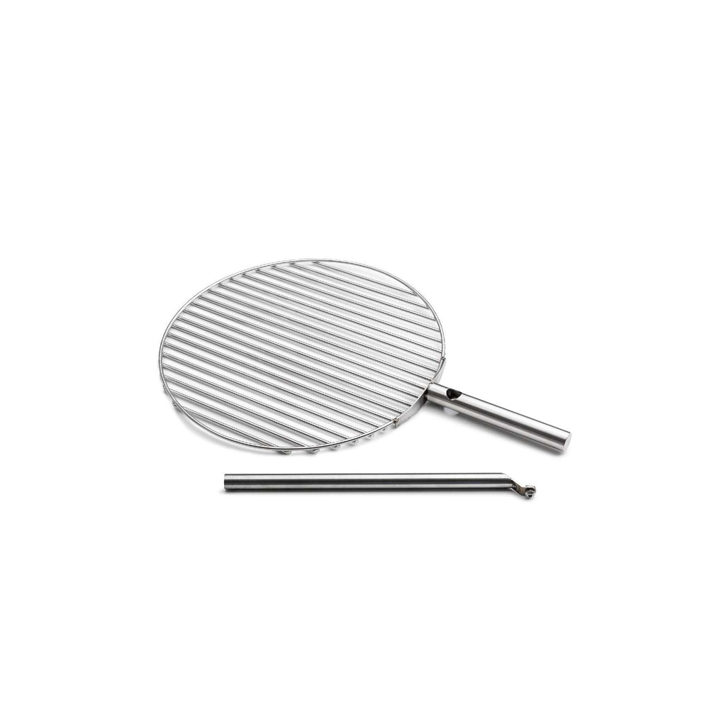 Rond zilverkleurig RVS grillrooster met handvat en een losse metalen houder op een witte achtergrond