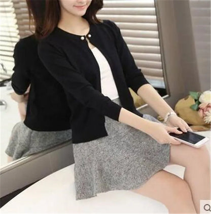Women's cropped knit cardigan with pearl buttons, long-sleeve knitted cardigan