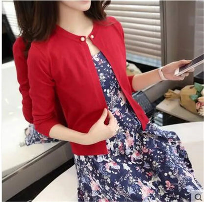 Women's cropped knit cardigan with pearl buttons, long-sleeve knitted cardigan