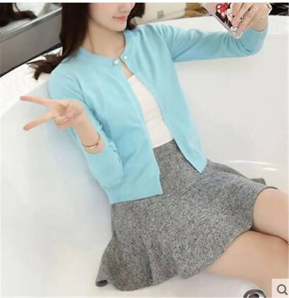 Women's cropped knit cardigan with pearl buttons, long-sleeve knitted cardigan