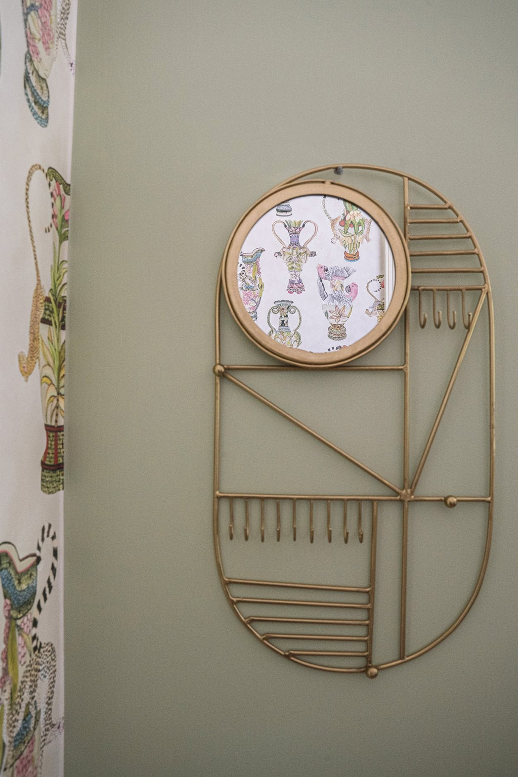 Wandhanger met spiegel messing, geometrisch design met haakjes en kleine ronde spiegel, 52 cm hoog