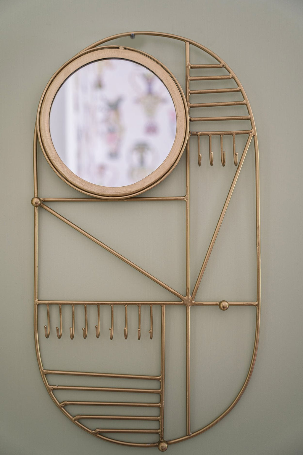 Wandhanger met spiegel messing, geometrisch design met haakjes en kleine ronde spiegel, 52 cm hoog