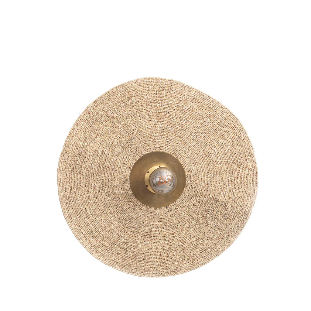 Ronde wandlamp van naturel gevlochten gras met messingkleurige middenplaat en lichtbron