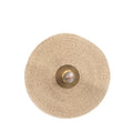 Ronde wandlamp van naturel gevlochten gras met messingkleurige middenplaat en lichtbron