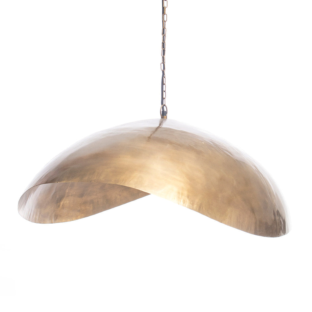 Messingkleurige hanglamp met organische, gebogen kap aan een dunne ketting