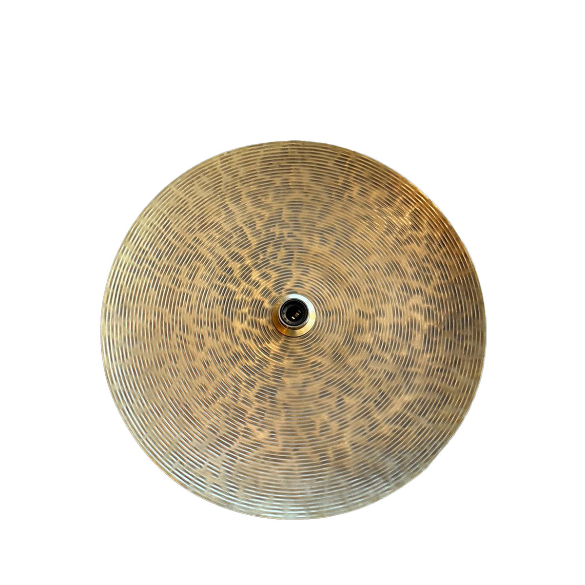 Ronde messing wandlamp met fijn gespikkeld patroon en een kleine fitting in het midden