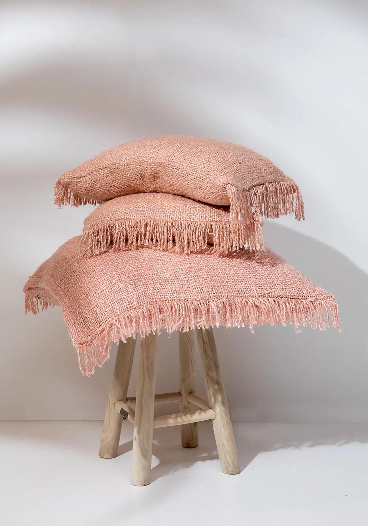 Kussenhoes katoen Oh My Gee zalmroze met franjes 30 x 50 cm, voor woonkamer en slaapkamer