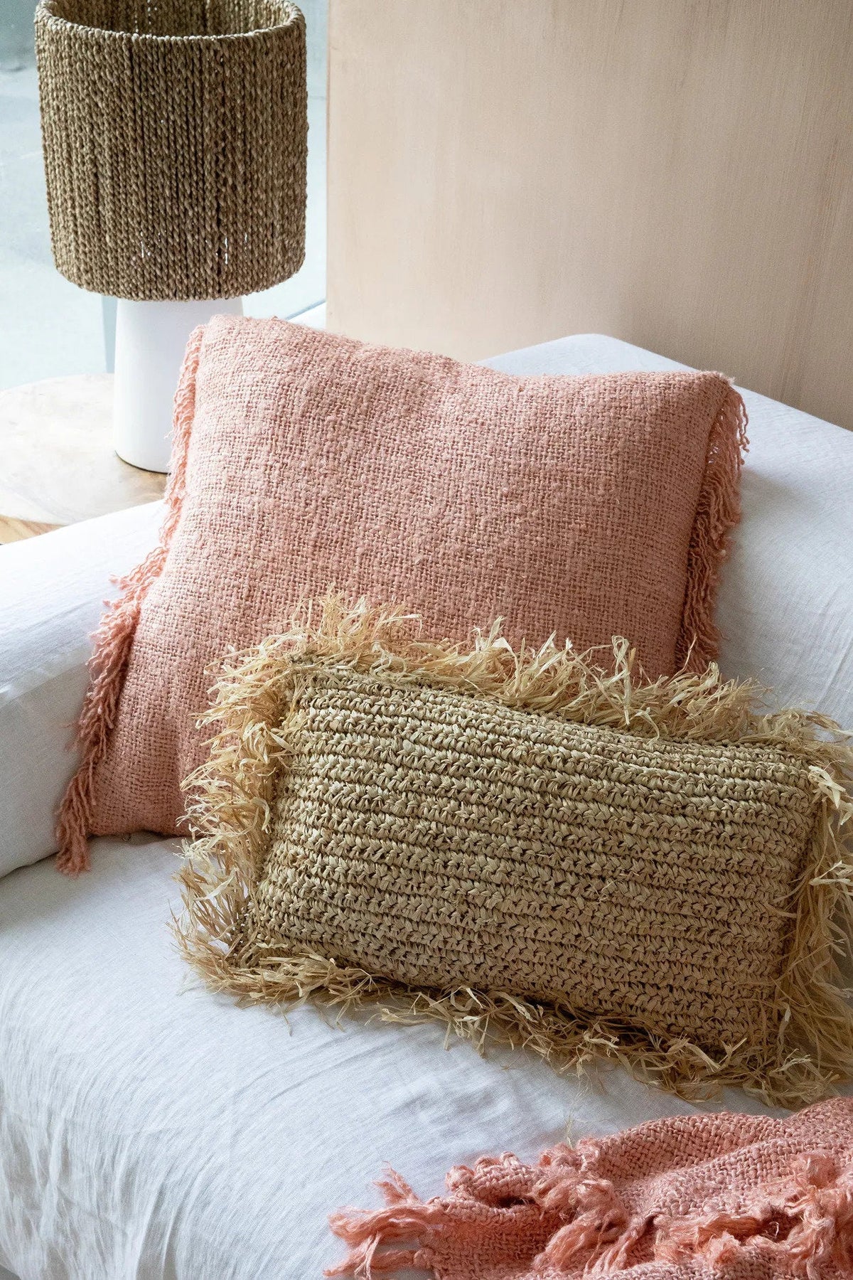 Kussenhoes katoen Oh My Gee boho zalmroze 60 x 60 cm, met franjes voor woonkamer en slaapkamer