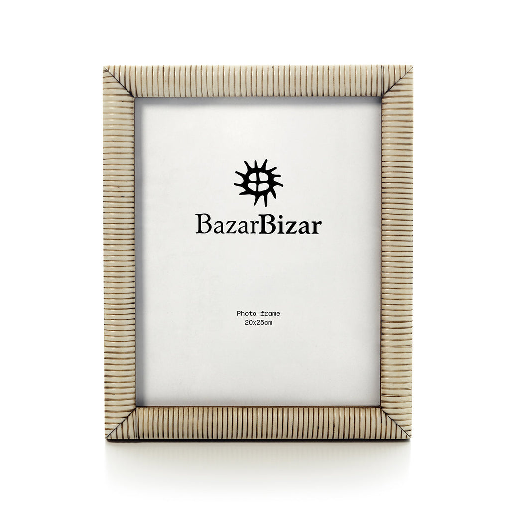 Fotolijst van buffelbeen met fijn lijnenpatroon in antieke crèmetint, formaat 20 x 25 cm