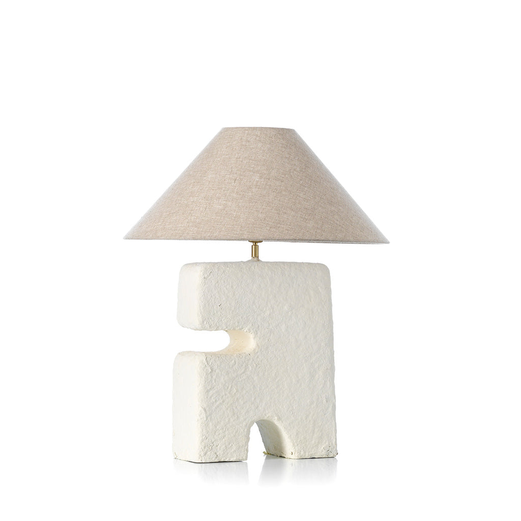 Witte sculpturale tafellamp van papier-maché met getextureerde voet en conische kap in naturel linnen