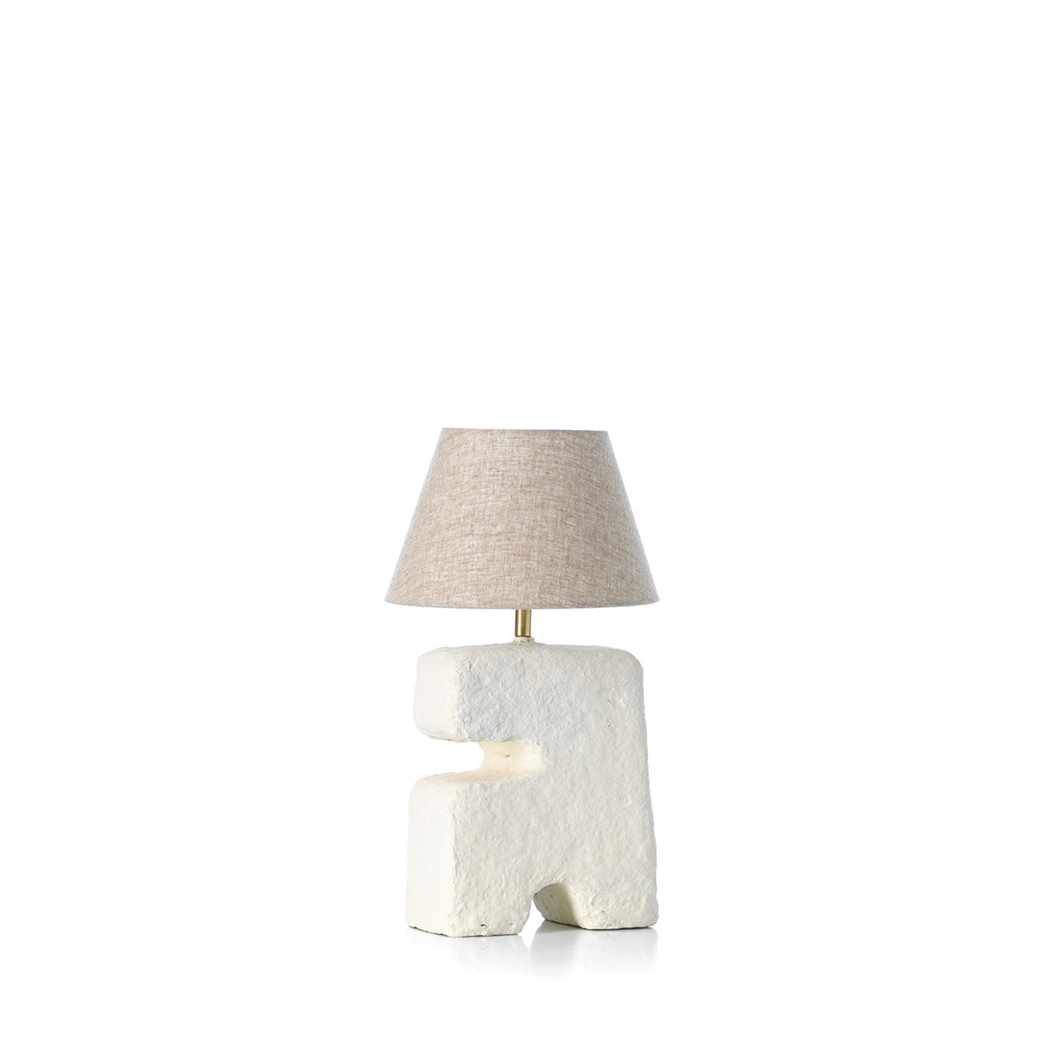 Witte tafellamp met sculpturale papier-maché voet en naturel stoffen kap