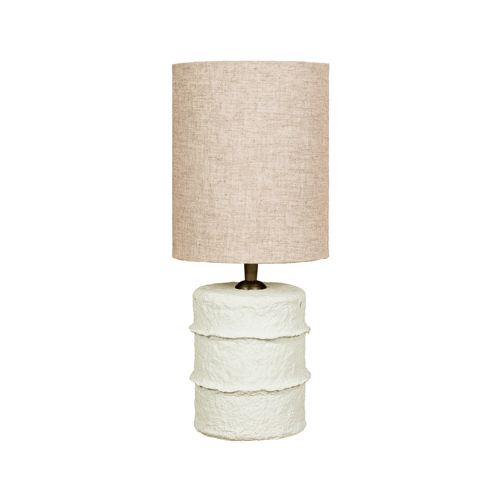 Witte tafellamp met gelaagde papier-maché voet en ronde kap in naturel linnenkleur