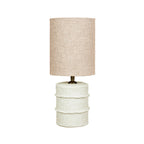 Witte tafellamp met gelaagde papier-maché voet en ronde kap in naturel linnenkleur