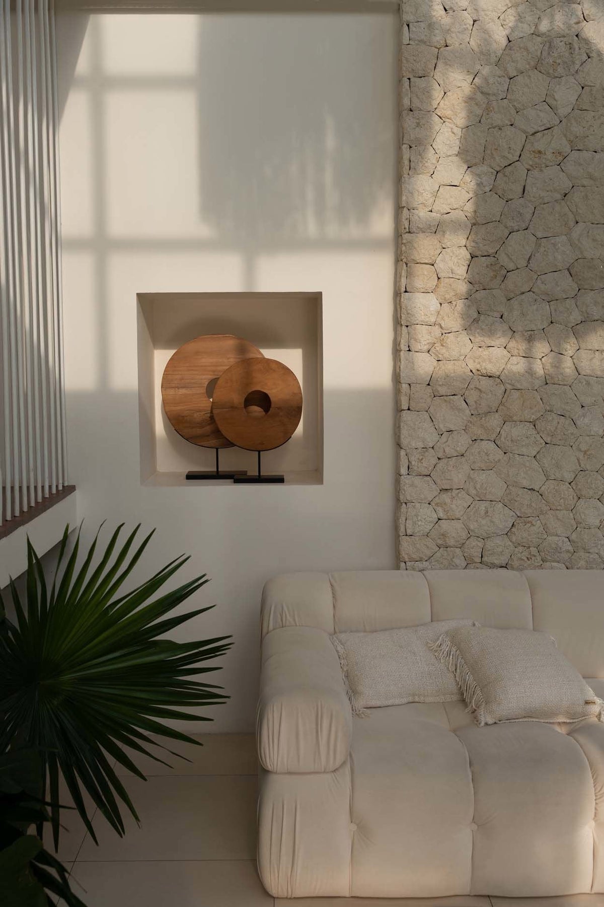 Decoratieve schijf teakhout op standaard, naturel, handgemaakt – 50 x 38 x 12 cm