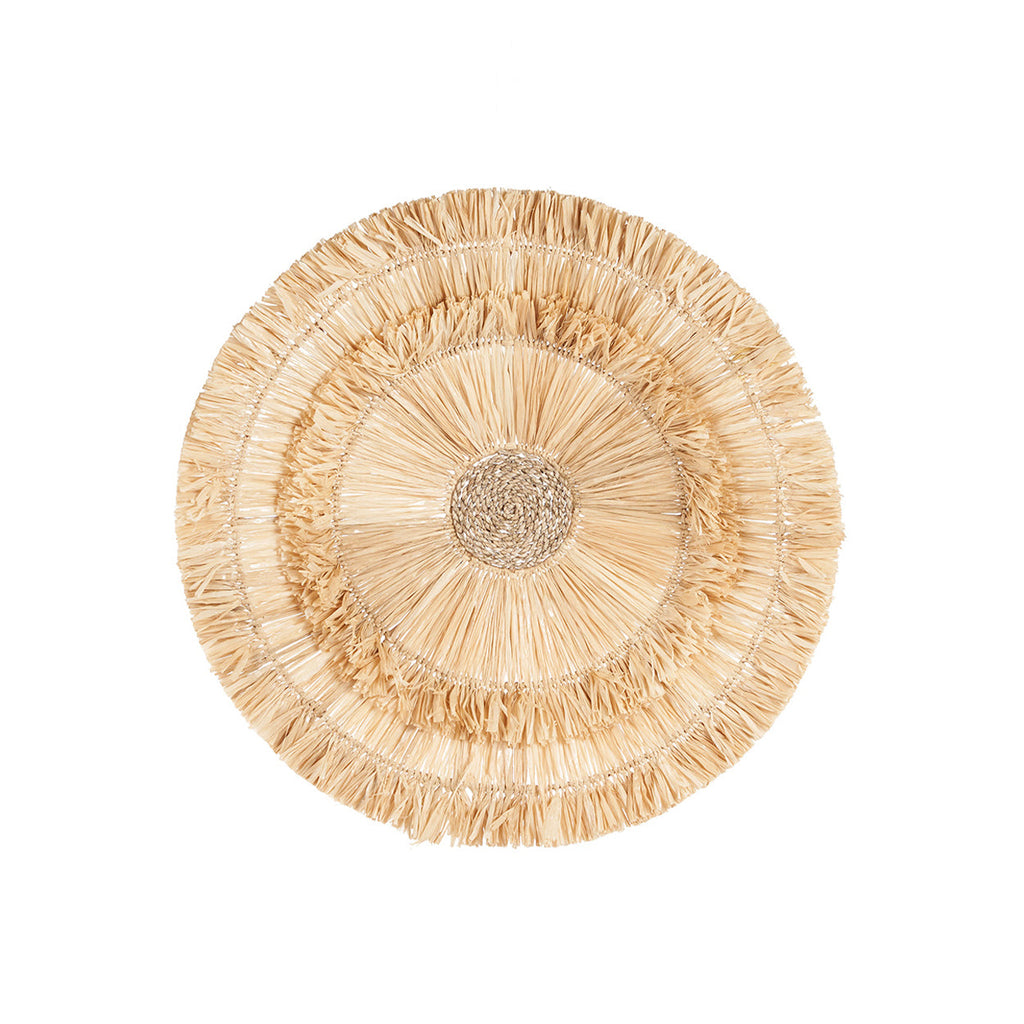 Ronde naturelkleurige wanddecoratie van sisal met franjeringen en een gevlochten middenstuk