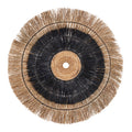 Ronde wanddecoratie van bananenblad met naturel franje en een zwarte ring rond een naturel middelpunt