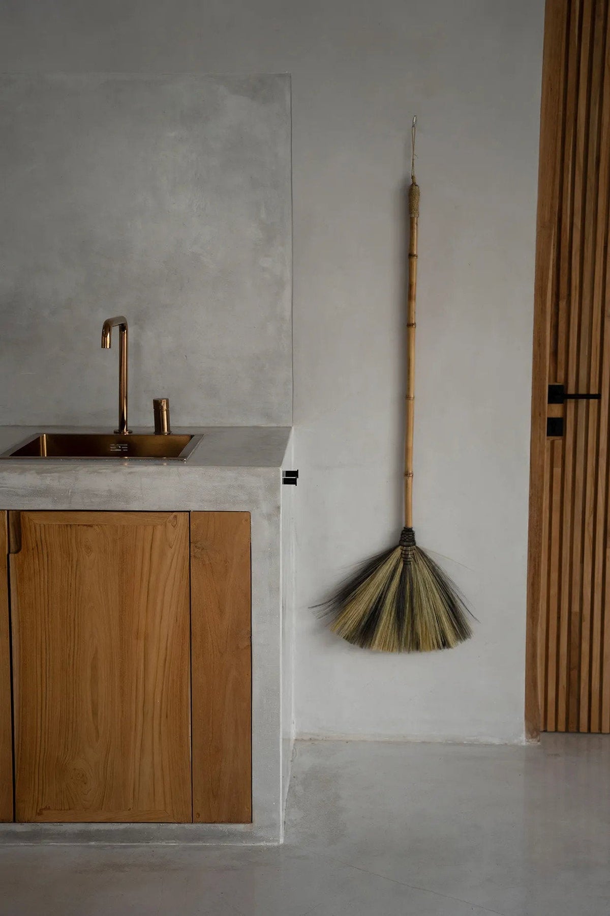 Bezem gras met houten steel, natuurlijk zwart, 5 x 30 x 130 cm, decoratief accent voor woonkamer en hal