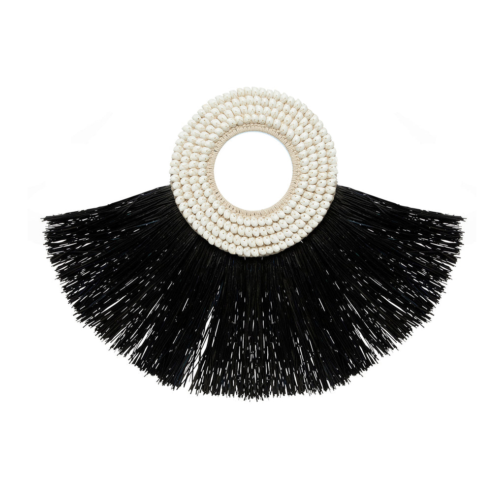 Wandobject met ring van witte schelpen en een waaier van zwarte raffiavezels