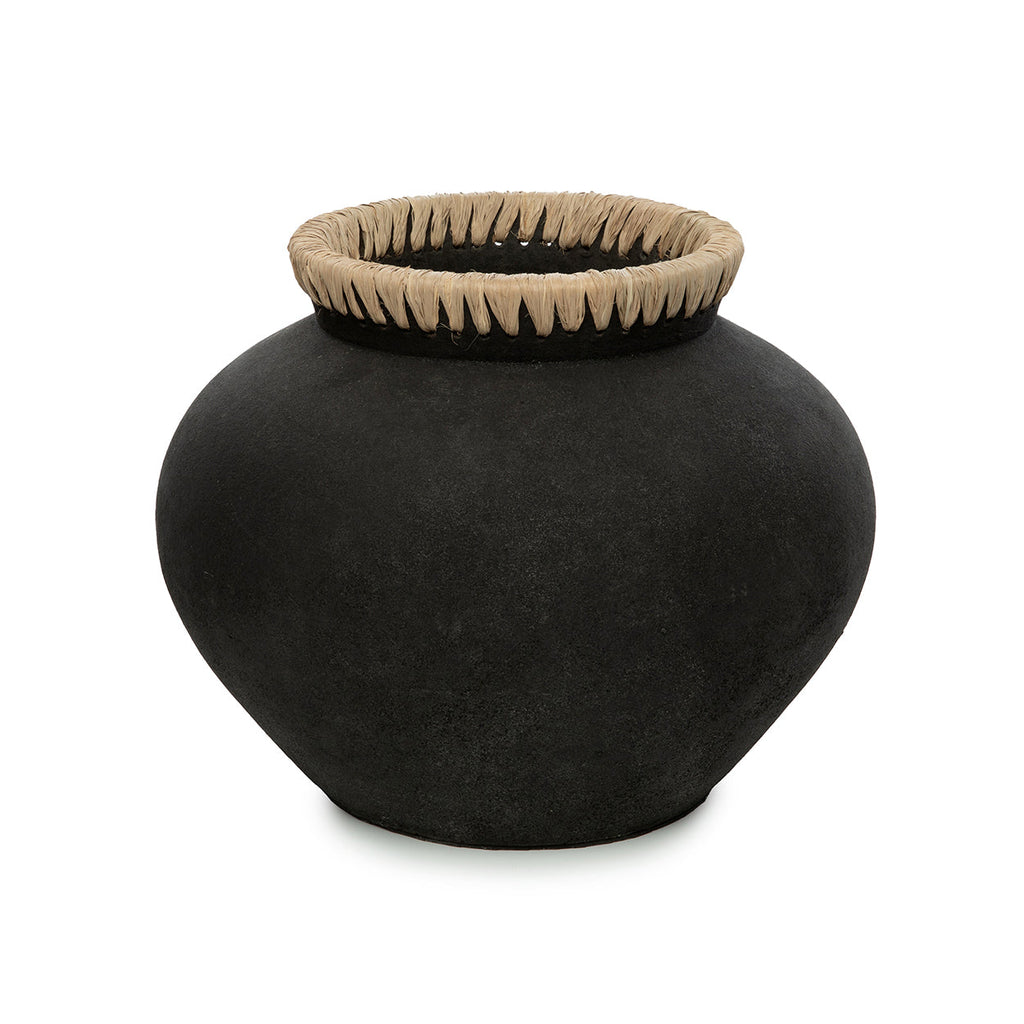Bolle zwarte terracotta vaas met naturel raffia rand bovenaan