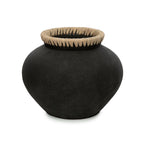 Bolle zwarte terracotta vaas met naturel raffia rand bovenaan