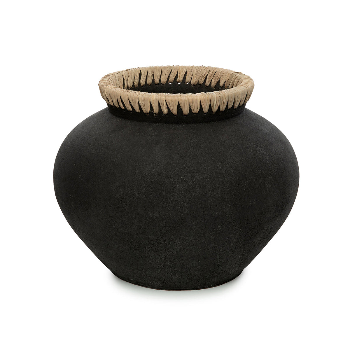 Bolle zwarte terracotta vaas met naturel raffia rand bovenaan